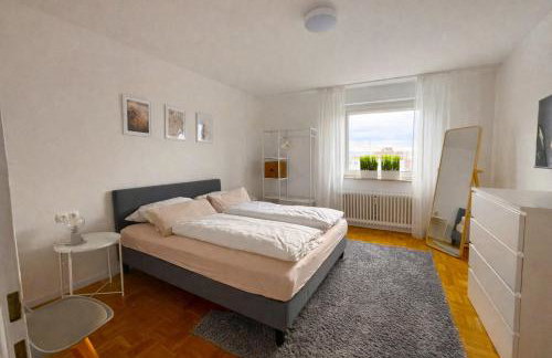stylische 110m2 Wohnung in Top Lage mit Balkon und 2 Schlafzimmern für bis zu 6 Personen sowie kostenloser Parkgarage max 1,65m Höhe und 1,8m Breite - Foto 3