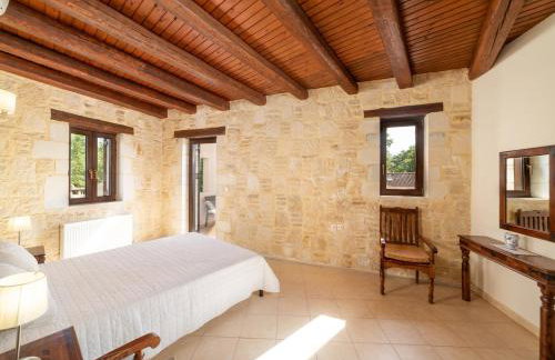 3-Min Drive to Kalyves Beach, Stone Home with Private Pool in Armenoi Center - Foto 5