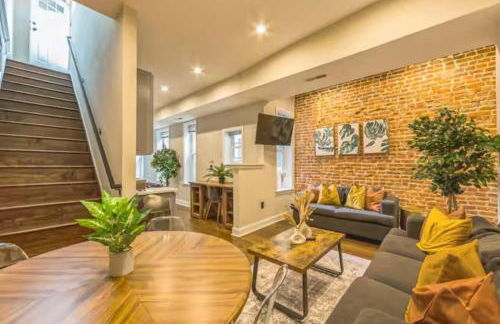 Lovely 2BR w Patio - 10 mins to DT - Sleeps 10 - Foto 1