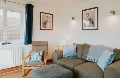 The Bird's Nest by Sheppey Stays- Pet Friendly Cozy Coastal Escape - Sleeps 6 with Parking - Great Rates for Long Stays - Photo 1