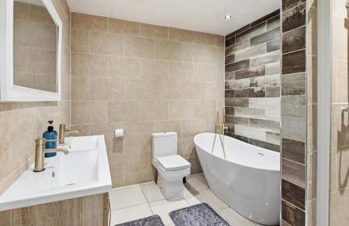 NEW Apartment with Pool Table and Parking Sleeps 7 - Foto 37