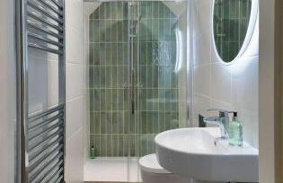 3-Bed Georgian Townhouse Next to Wellbeing Clinic - Foto 2