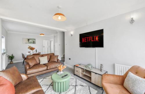 Grab a Deal Today! Massive Home For Contractors & Parking for 4 - Foto 1