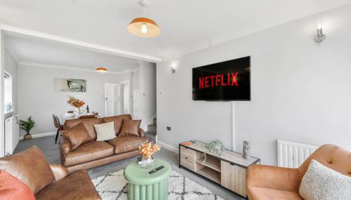 Grab a Deal Today! Massive Home For Contractors & Parking for 4 - Foto 1