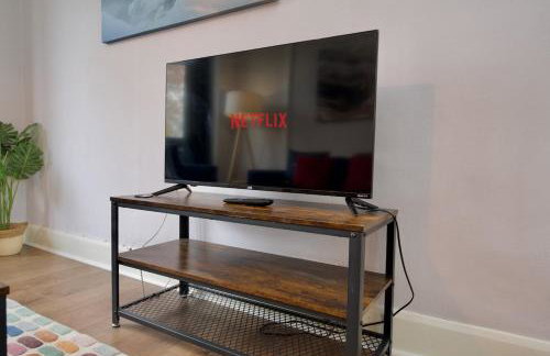 London Road Villa - Free Netflix, Private Parking, WiFi & Private Garden - Photo 17