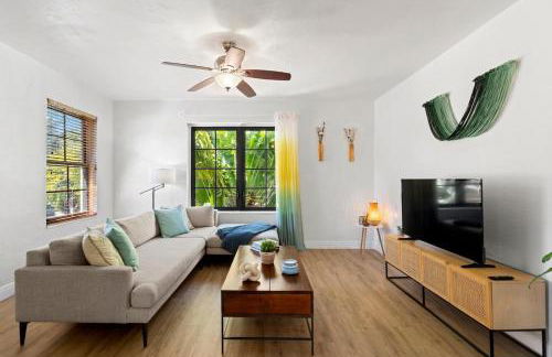 Cozy 2BR Next to Design District & Free Parking - Photo 17