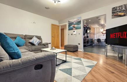 Spacious 2-Bedroom Duplex with Jacuzzi Bath and Free Gated Parking - Foto 1