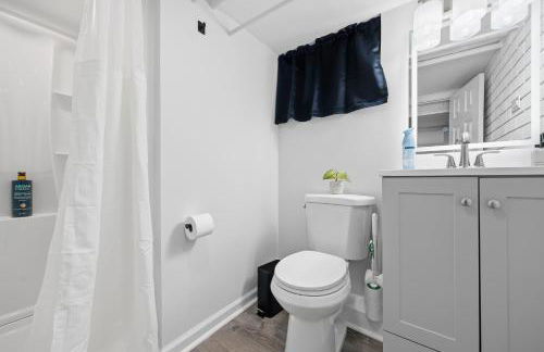 Airport Haven - Cozy 2BR Apt 5 Min Away - Foto 10