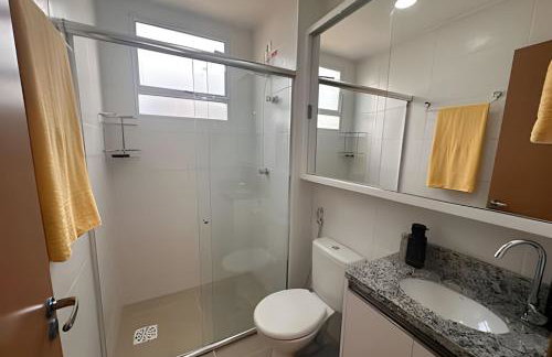 Apartamento na praia, 2 quartos e área de lazer - Foto 10