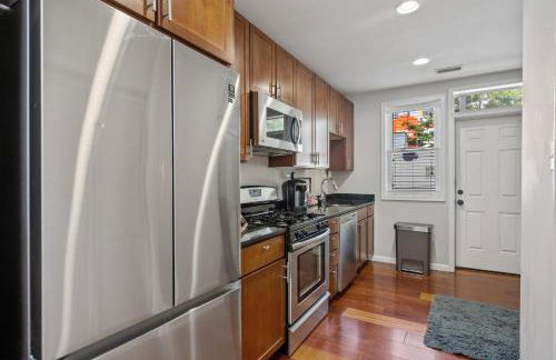 Perfect Location! Stylish Condo Steps Away from Nationals Stadium and Navy Yard in DC's Southwest Gem - Foto 9