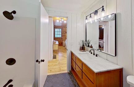 Cozy Berkshires Cabin with Lake, Beach, Hot Tub, Fireplace - The Wilde BNB - Foto 15