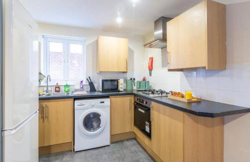 The Vogue Stay, 3 Bedrooms, 2 bathrooms, Ideal for JR & Oxford Hospitals, FREE CarPark, Conveniently located for Ring Road access, 2 miles from Oxford City Centre easy car & bus route - Foto 26