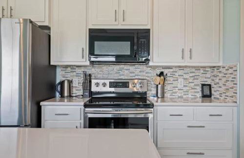 Steps to the Beach | Tiki Bar Fun | Epic Bay Views | Sleeps 8 - Foto 19