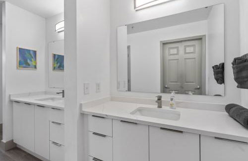 Bright Uptown Bliss - Free Parking, Walkable, Views - Foto 21