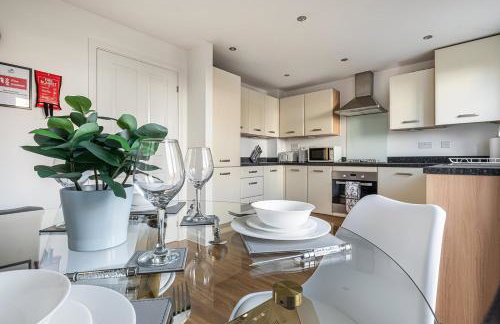 Our latest stunning property by Our Home Short Stays free parking super fast WiFi large back garden and crisp hotel white linen - Foto 19