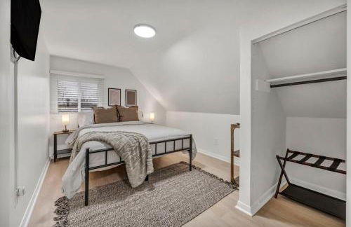 NEW! Modern Retreat Near CLE-Game Room-Renovated - Foto 24