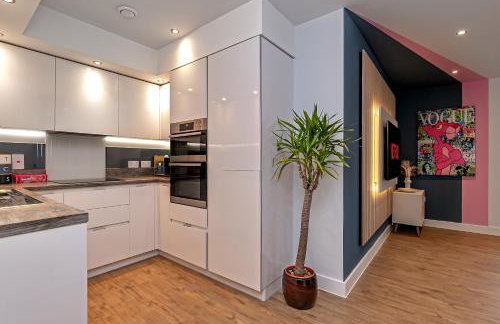 SUPERIOR AIRPORT SUITE, FREE Parking, Stylish, BALCONY, Two Bathrooms, Close To Airport, Station & Centre - Foto 14