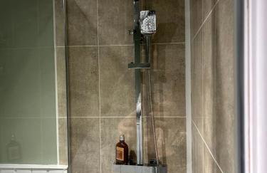 Park View is a beautiful whole entire house close to town centre, sleeps 8 in 4 rooms, 2 doubles and 4 single beds with 2 shower rooms, available for holidays, insurance stays, trades people, contractors, pets welcome - Foto 20