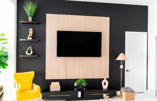 Designer Villa with Heated Pool, BBQ, Firepit, Ideal for Families & Groups - Photo 13