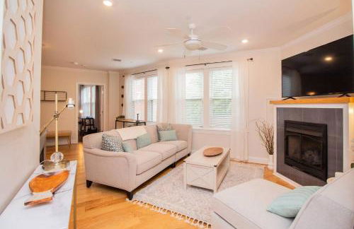 Stylish 2BR w Full Kitchen, Laundry & Cen Air - Foto 2