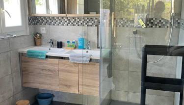 Agréable T2 traversant RDC avec terrasse - balcon - Parking 2 places - Clim portative - Foto 2