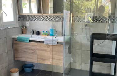 Agréable T2 traversant RDC avec terrasse - balcon - Parking 2 places - Clim portative - Foto 2