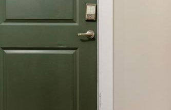 DT Charm Apt with Pool,Gym,Wine,WKSpace, Free Parking - Photo 28