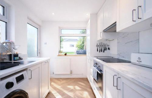 Palm Haven House - Luxury family-friendly Newquay surf house near Porth Beach perfect for walking, pets, exploring - Photo 3