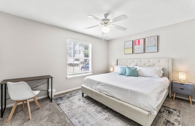 Comfy 2BR King Suite w Gym Pool Close to DT - Foto 3