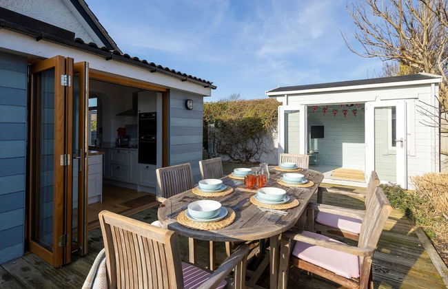 Charming Seaside Cottage - 5-min Walk to Beach - Photo 44