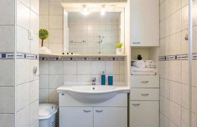 Bright 2bdr Apartment With a Balcony - Photo 8