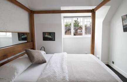 One-Bedroom flat in Cheam Village - Photo 7