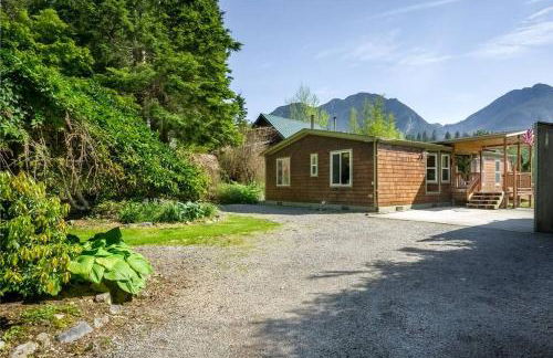 Riverfront Paradise w/ Hot Tub--Little River House - Foto 15