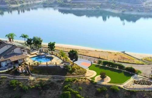 Stunning Panoramic Waterfront Pool Home Escape - Foto 15