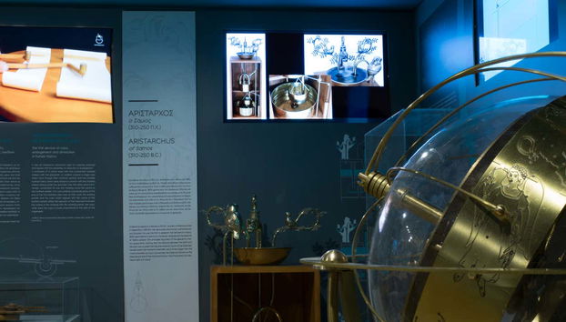 Visitando una de las salas del museo