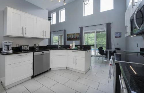 Fully Refurbished Vacation Home with South Facing Pool and Spa with Lake View in Quiet Community Nr Disney - Foto 6