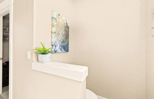 Seaside Waterfront condo walking to downtown and beach - Foto 10