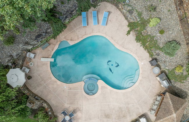 Family Retreat With Autumn Views and Fireplace - Photo 53