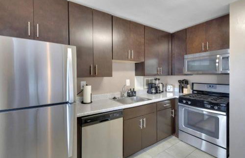 Large 3 bedroom Family Suite, Private Balcony, 5 min to DCA, Gym, Pool and more! - Photo 7