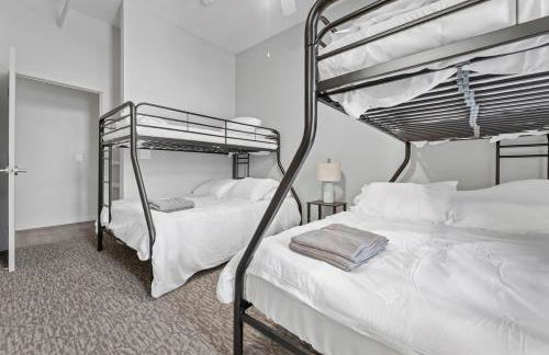 Cozy 2BR Getaway, King Bed, Free Parking - Foto 24