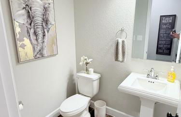 Luxury 5BR Retreat I Resort Access Near La Cantera - Foto 43