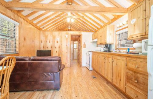 The Colorado Spruce Cabin #15 at Blue Spruce RV Park & Cabins - Foto 4