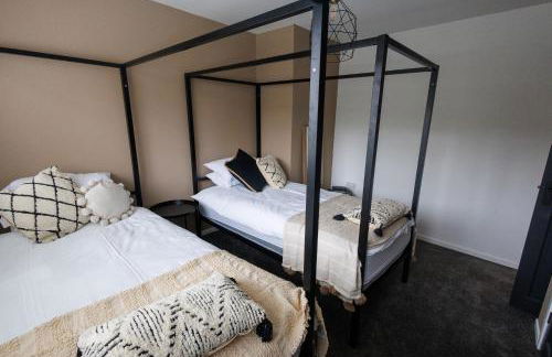 Uber Stylish 3 bedroom home off Road parking near town centre and Bike Park Wales - Photo 13