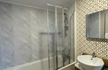 Eastgate Lodge with Hot Tub - Foto 12