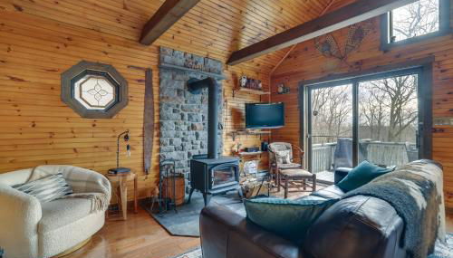 Deck and Forest Views Secluded Cresco Cabin! - Foto 3