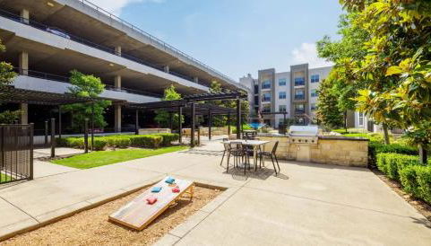 Tasteful 2BR I Pool I Gym I Parking I Workspace - Foto 5