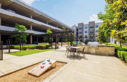 Tasteful 2BR I Pool I Gym I Parking I Workspace - Foto 5