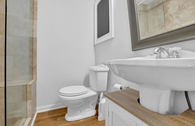 Chamblee Retreat 3BR Home w Spacious Porch - Foto 38