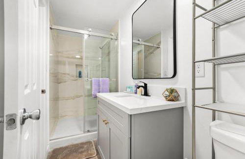 Entire Private Home with 4 Bedrooms 3 Bathrooms, King Bed, Big Yard, Prime Area, Ranch Style, Available Now - Photo 32