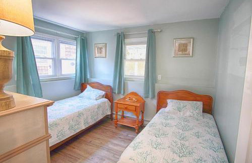 Gorgeous beach house with large pool & private beach, just 3 blocks away!! - Foto 30